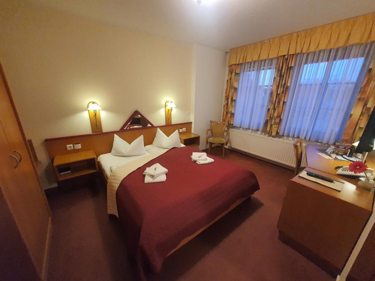 קדלינבורג Hotel Zur Goldenen Sonne מראה חיצוני תמונה